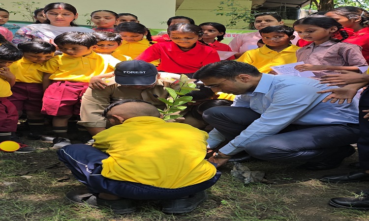 हमारी एक अच्छी आदत; आने वाली पीढ़ियों के लिए कर सकती है, स्वच्छ और सुरक्षित धरती का निर्माण: डीएम