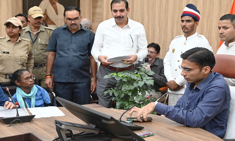 डीएम ने परिवहन विभाग से 3 दिवस भीतर मांगी एक्शन टेकन रिपोर्ट