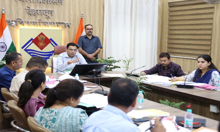 सरकार लैंडस्केम को लेकर संवेदनशील, उच्च प्राथमिकता पर रखकर कार्य करें अधिकारीः डीएम