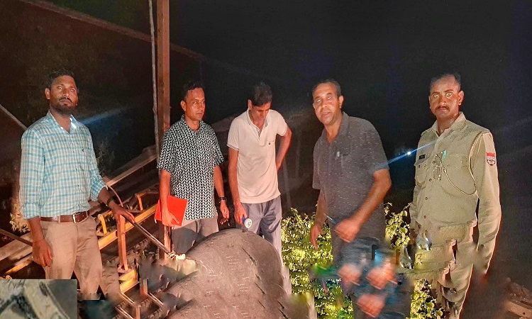 अवैध खनन के विरुद्ध जिलाधिकारी का सख्त एक्शन