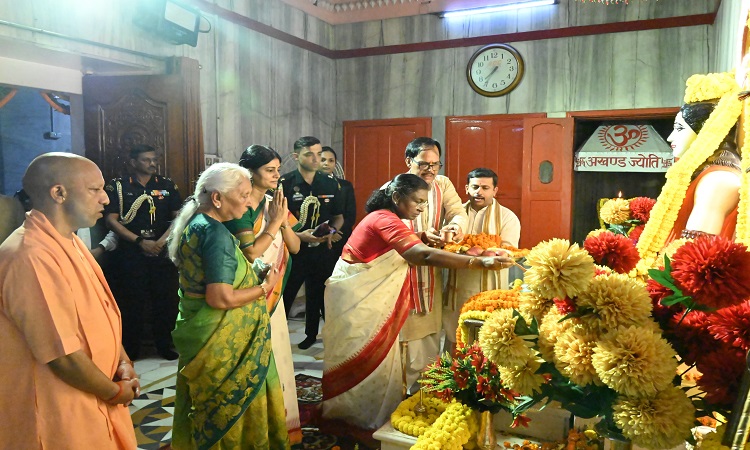 गोरखनाथ मंदिर में राष्ट्रपति ने की गुरु गोरखनाथ की पूजा-अर्चना