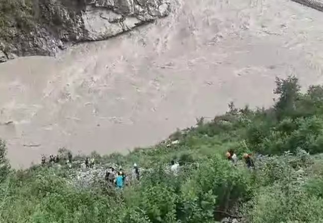 अलकनंदा नदी में गिरी यात्री बस, तीन की मौत; सात घायल