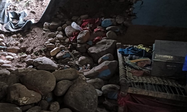 भारी बारिश में घर की दीवार गिरी, दो बच्चों सहित चार की मौत