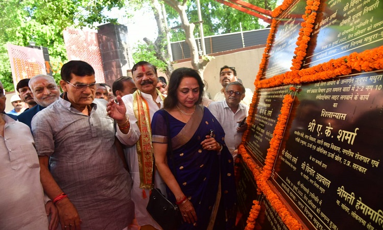 जनप्रतिनिधि जनता की आवाज़ होते हैं और उनकी बातों को सर्वोच्च प्राथमिकता दी जानी चाहिए: एके शर्मा
