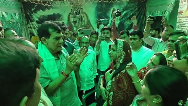 ठाकुर जी के दरबार पहुंचे एके शर्मा का गोस्वामी समाज ने किया विरोध, द्वार पर लगा दिया पर्दा