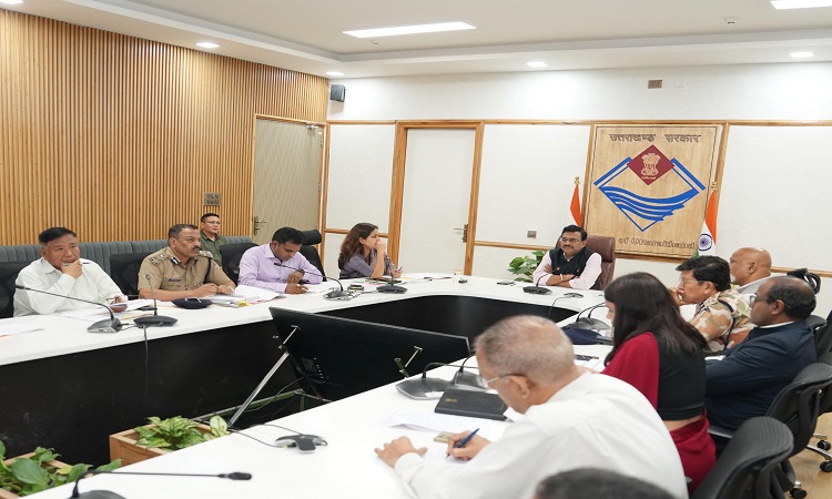 वाईब्रेंट विलेज के दृष्टिकोण से अति महत्त्वपूर्ण योजनाओं पर जनपदों को विशेष ध्यान दिए जाने की आवश्यकता: मुख्या सचिव