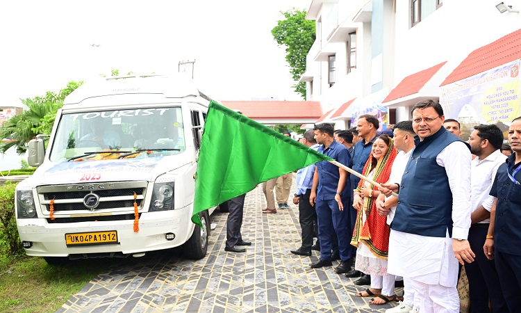 मुख्यमंत्री ने टनकपुर से कैलाश मानसरोवर यात्रा के पहले दल को  हरी झंडी दिखाकर किया रवाना