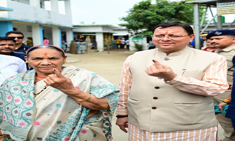 त्रिस्तरीय पंचायत चुनाव: सीएम धामी ने लाइन में लगकर किया मतदान