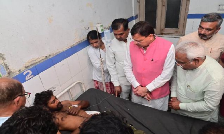 मनसा देवी मंदिर हादसा: घायलों से मिलने अस्पताल पहुंचे CM धामी, जाना हाल