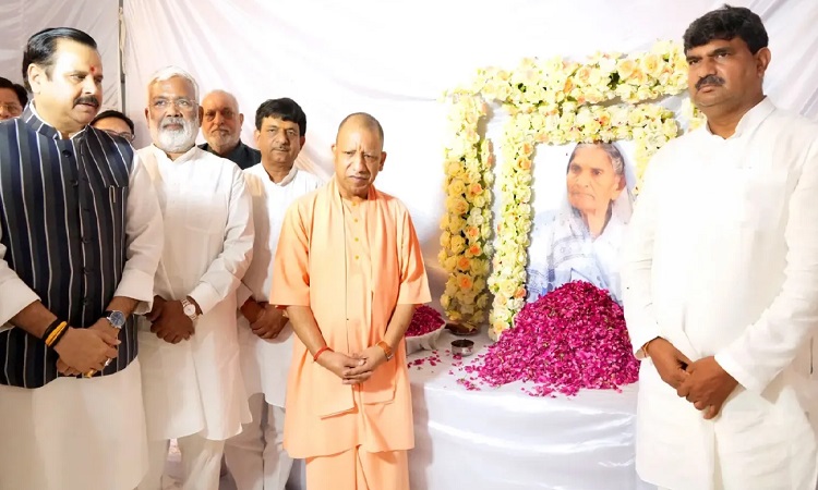 धर्मपाल सिंह के गांव पहुंचे मुख्यमंत्री, मां के निधन पर जताई शोक संवेदनाएं