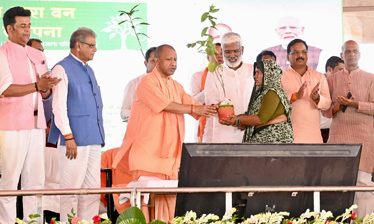 लूट और भ्रष्टाचार उजागर होने से बौखला गए हैं ‘बबुआ’ : सीएम योगी