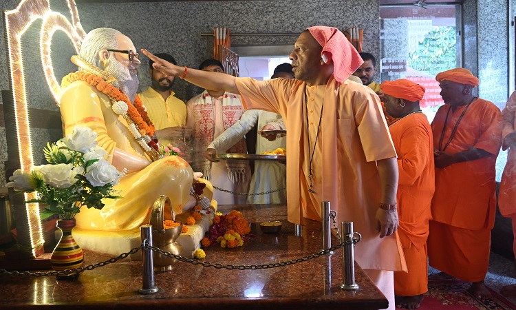 गुरु पूर्णिमा पर सीएम योगी ने किया महायोगी गोरखनाथ का विशिष्ट पूजन