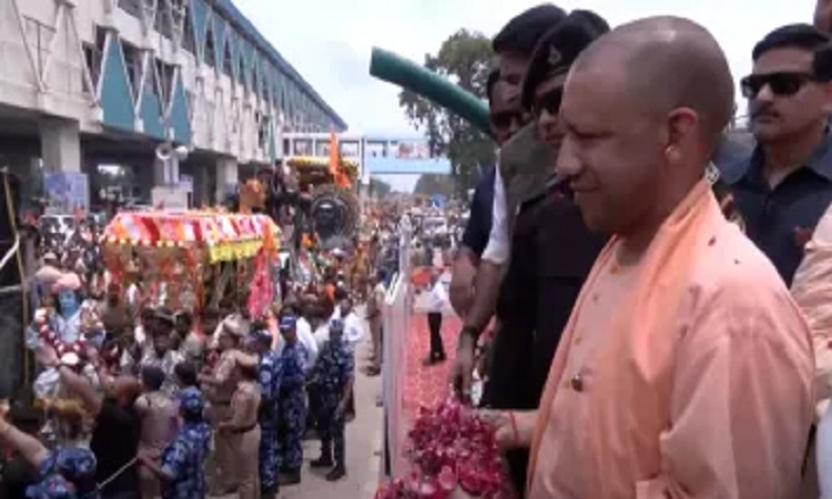 सीएम योगी ने दूधेश्वर नाथ मंदिर में रुद्राभिषेक कर कांवड़ मेला तैयारियों का लिया जायजा