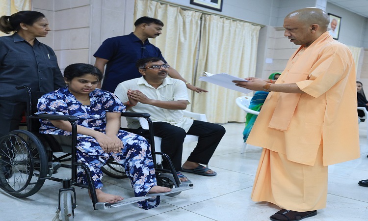 सीएम योगी ने बच्चों को दी चॉकलेट-टॉफी, उज्ज्वल भविष्य का दिया आशीर्वाद