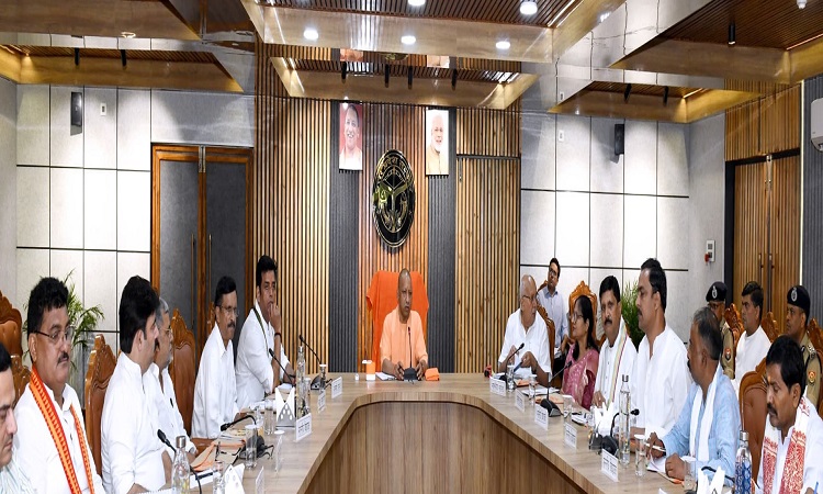 जनप्रतिनिधियों के प्रस्तावों पर तेजी से हो सड़कों का निर्माण : सीएम योगी