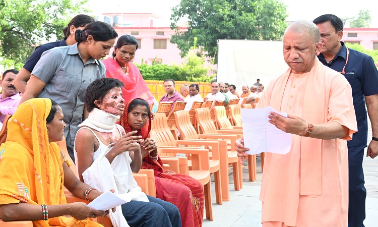पैसे की कमी से नही रुकेगा किसी का भी इलाज : सीएम योगी