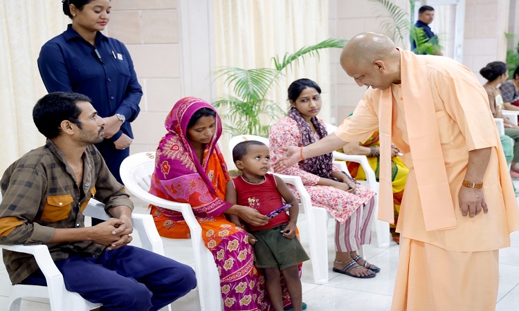 मुख्यमंत्री ने बच्चों की भी पढ़ाई के बारे में पूछा, दी चॉकलेट