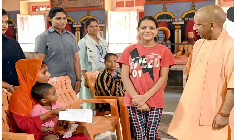 जनता दर्शन में सीएम से मिलने आई पंखुड़ी ने कहा- महाराज जी मैं पढ़ना चाहती हूं, फीस देने में हो रही दिक्कत