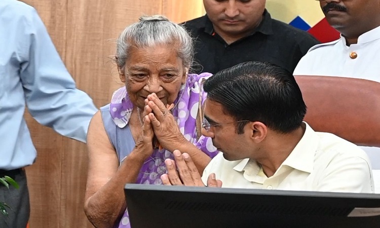 डीएम बंसल ने लिया तत्काल संज्ञान; गिफ्ट डीड को एक झटके में ही किया खारिज, पूर्ण 3080 वर्ग फीट सम्पति पुनः बुजुर्ग दम्पति के नाम