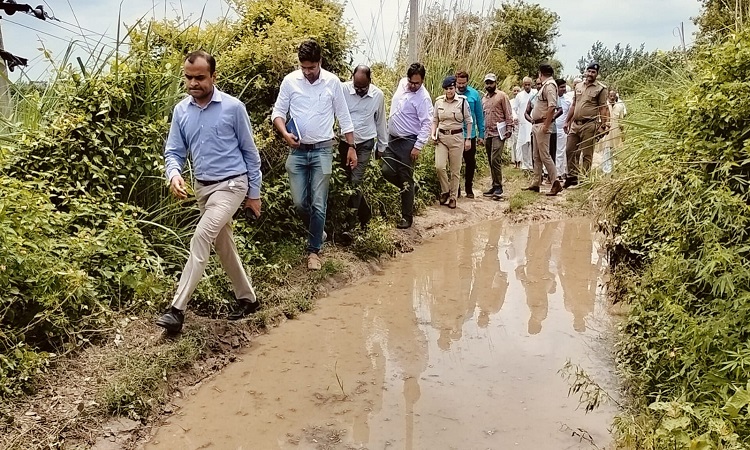 जिलाधिकारी ने किया सोलानी तटबन्ध का स्थलीय निरीक्षण