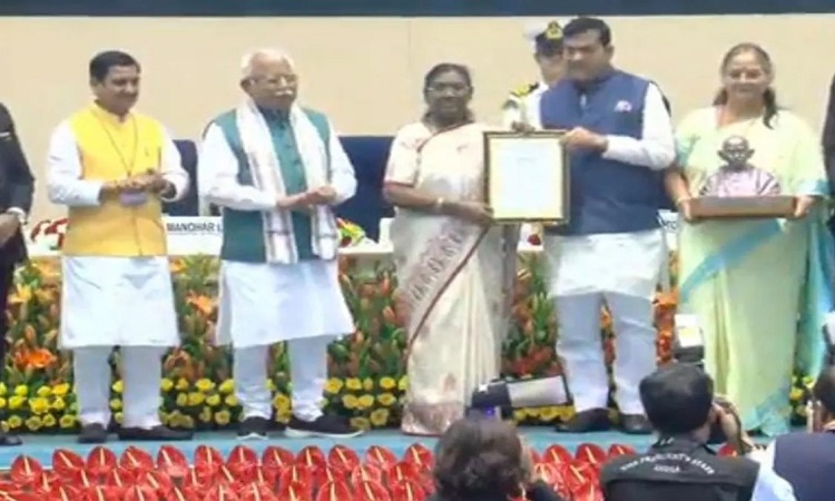 स्वच्छता में लखनऊ की बड़ी उपलब्धि, राष्ट्रपति ने किया नगर निगम टीम को किया सम्मानित