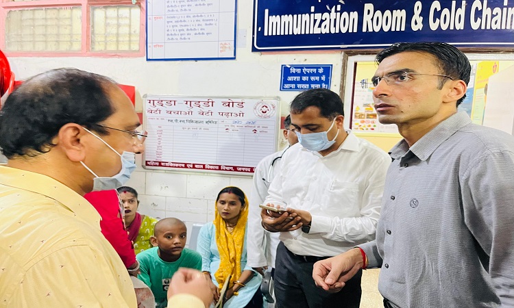 जिलाधिकारी ने दवाई वितरण कक्ष में खिड़की बंद होने पर लगाई कड़ी फटकार, दिए ये निर्देश