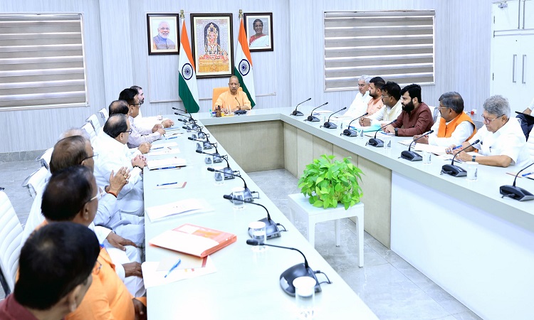 मुख्यमंत्री ने कहा- ग्रामीण अंचलों में पेयजल, जलनिकासी और सड़कों के निर्माण को दी जाए गति