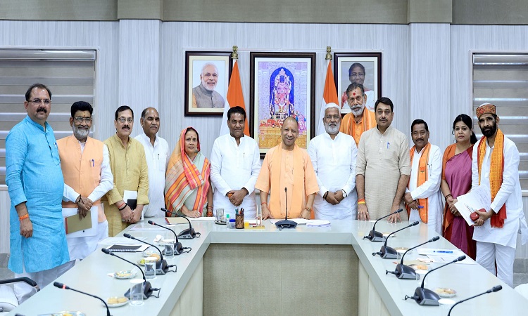 मुख्यमंत्री योगी ने झांसी व चित्रकूट मंडल के जनप्रतिनिधियों संग की संवाद बैठक