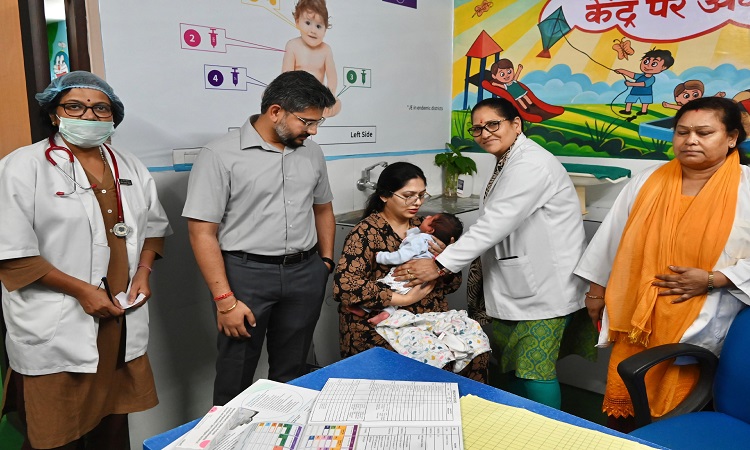 मुख्य विकास अधिकारी की आमजन से अपील: बिना किसी हिचकिचाहट के अपने बच्चों को निर्धारित समय पर टीकाकरण अवश्य कराएँ