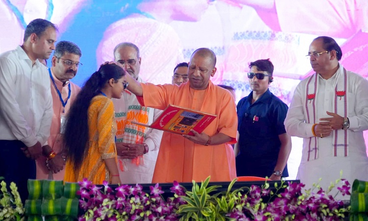 ‘ग’ से गणपति की जगह बच्चों को ‘ग’ से गधा पढ़ाना चाहती है सपा : योगी आदित्यनाथ