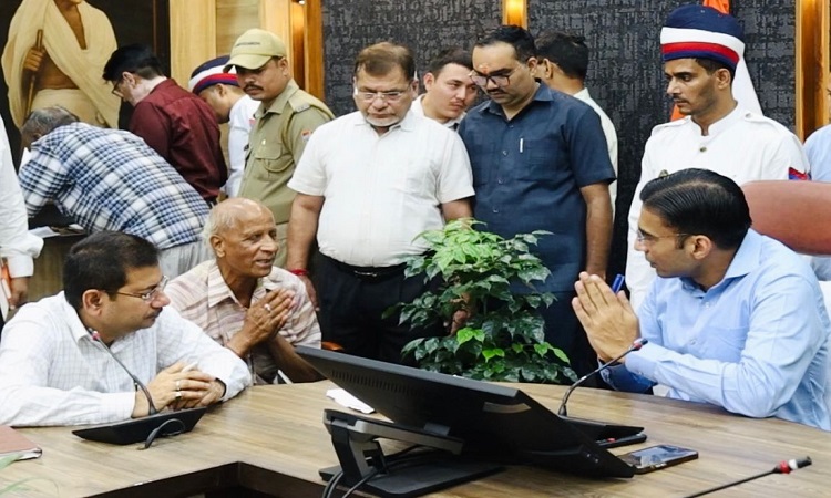 स्वतंत्रता संग्राम सेनानियों के उतराधिकारियों को बसों में निशुल्क यात्रा हेतु डीएम/सीईओ स्मार्ट सिटी ने मौके पर ही किए थे आदेश