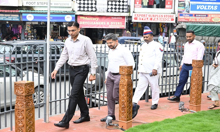 जिलाधिकारी के प्रयासों से शहर के प्रमुख चौराहों पर लगे सीसीटीवी कैमरे भी इंटीग्रेट करवाए