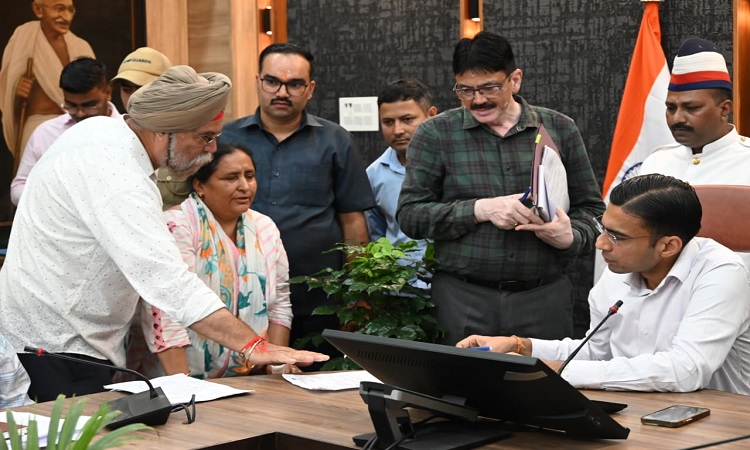बेटा कर रहा घर से बाहर बुजुर्ग की गुहार पर डीएम ने तलब की रिपोर्ट