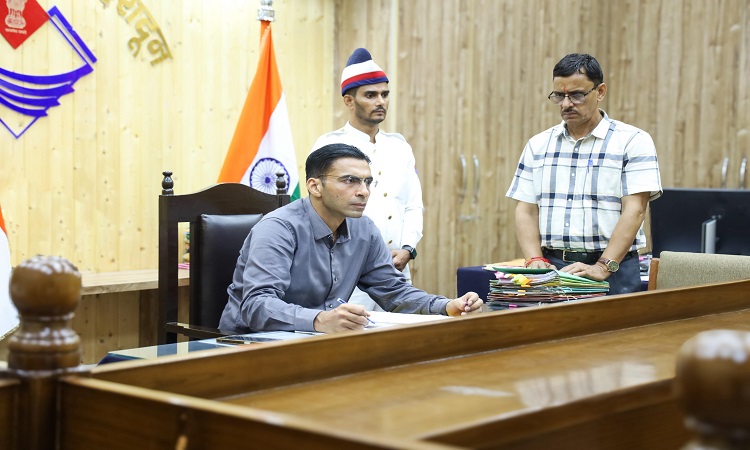 कानून की आड़ में लाचारों का हक छिनने नहीं देगा जिला प्रशासन