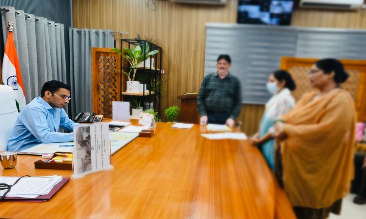 पत्नी पर बात-बात बंदूक तानना पति को पड़ा भरी, डीएम ने किया लाइसेन्स निलंबित