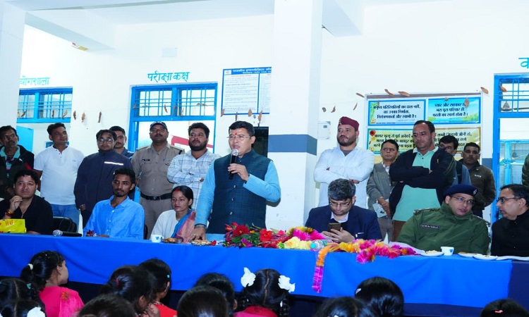 मालसी ग्राम सभा में लगी रात्रि ग्राम चौपाल, सुनी गई ग्रामीणों की समस्याएं