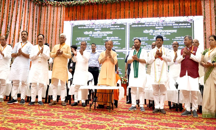 पिछली सरकारों ने उत्तर प्रदेश के इस सबसे कोने के जिले को उपेक्षित रखा : योगी आदित्यनाथ