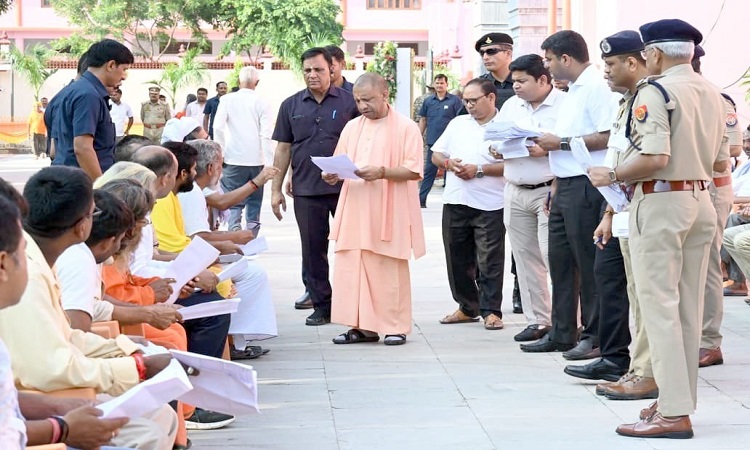 कब्जामुक्त कराएं गरीब की जमीन, दबंगों पर हो कानून सम्मत कड़ा एक्शन : सीएम योगी