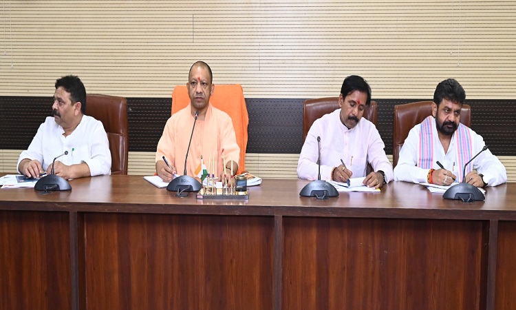 बाढ़ पीड़ितों को प्राथमिकता पर राहत सामग्री उपलब्ध कराई जाए-योगी आदित्यनाथ
