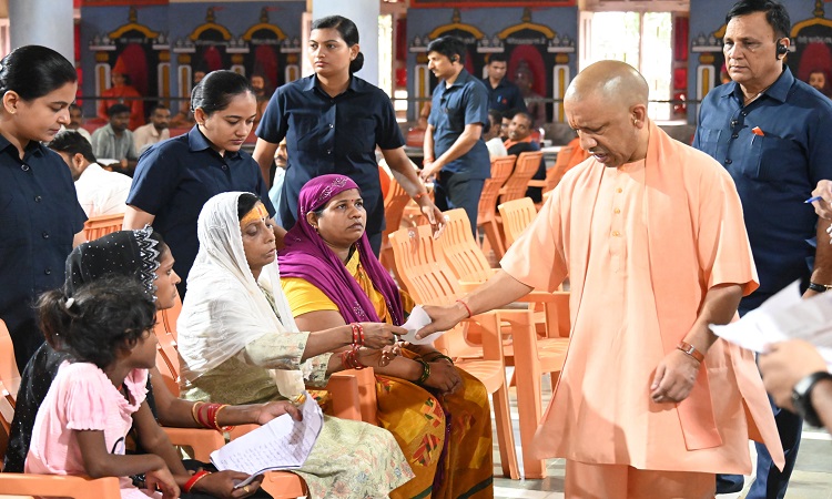 इलाज में धन की कमी को बाधक नहीं बनने देगी सरकार: सीएम योगी