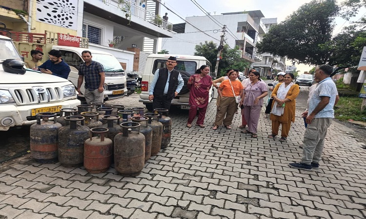 अवैध गैस रिफिलिंग पर जिला प्रशासन सख्त, 34 सिलेंडर जब्त