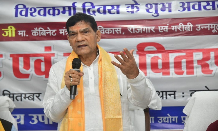 योजनाओं का पूरा लाभ उठाकर युवा सपनों को साकार करें और प्रदेश की तरक्की में भागीदार बनें: एके शर्मा