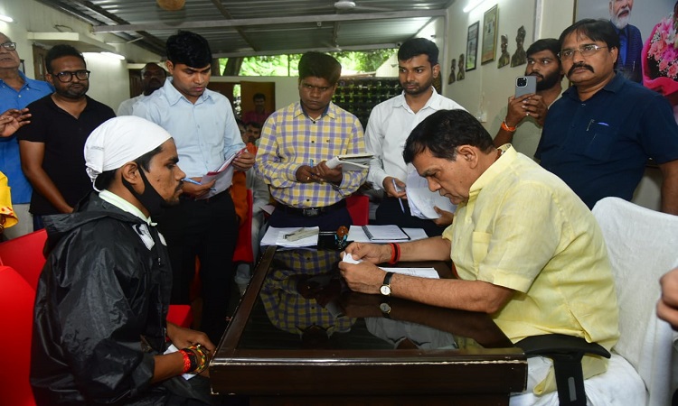 एके शर्मा ने की जनसुनवाई, जनता की समस्याओं के त्वरित निस्तारण के दिए निर्देश