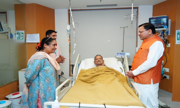 पूर्व सीएम भुवन खांडूरी का हाल जानने सीएम धामी पहुंचे मैक्स हॉस्पिटल