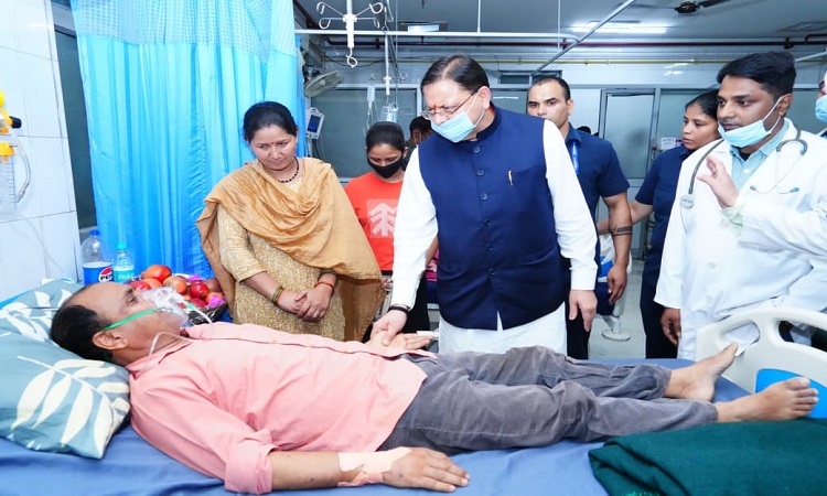 पुष्कर सिंह धामी ने दून अस्पताल में भर्ती वरिष्ठ पत्रकार मोहन भुलानी का हालचाल जाना