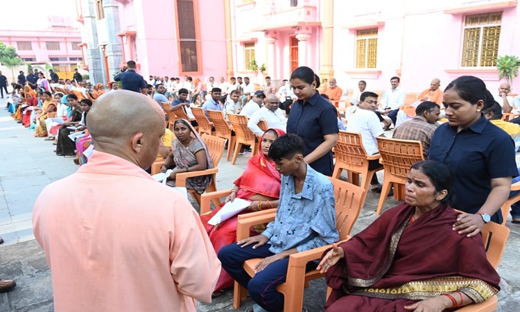 मुख्यमंत्री ने जनता दर्शन में 250 लोगों की समस्याएं सुनीं, निस्तारण के लिए अफसरों को दिए निर्देश