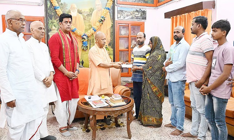 दीपक के परिजनों की वेदना में सीएम ने लगाया आर्थिक मदद व संवेदना का मरहम