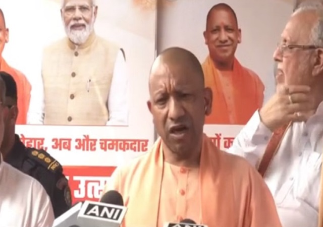 मुख्यमंत्री योगी ने हजरतगंज बाजार में व्यापारियों और ग्राहकों से किया संवाद