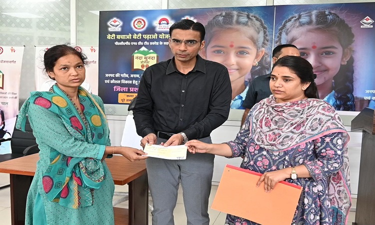 डीएम की लाभार्थियों से अपील, आर्थिक सहायता का उपभोग नहीं, इन्वेस्ट कर जीवन बनाए खुशहाल