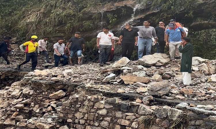 सीएम के निर्देश पर आपदाग्रस्त क्षेत्र में जनजीवन सामान्य बनाने को युद्धस्तर पर जुटा है जिला प्रशासन